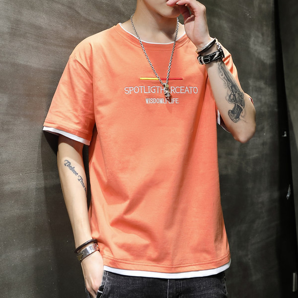 Aplikatsiooni ja lühikeste varrukatega vabaaja meeste T-särk - lai mudel