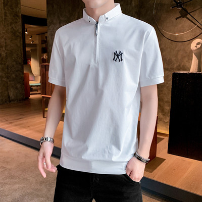 Klassikalise krae ja lukuga meeste T-särk