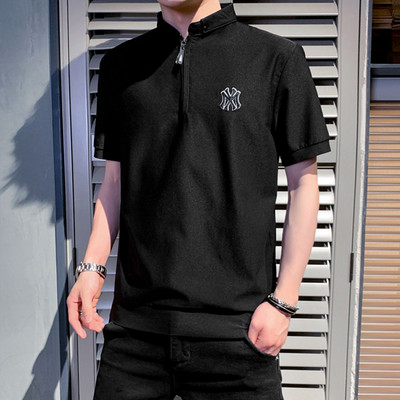 Klassikalise krae ja lukuga meeste T-särk