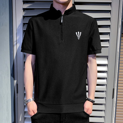 Klassikalise krae ja lukuga meeste T-särk