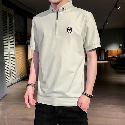 Klassikalise krae ja lukuga meeste T-särk