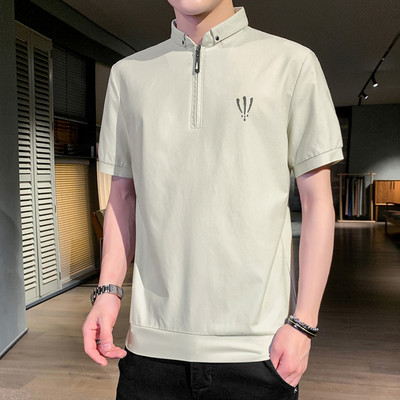 Klassikalise krae ja lukuga meeste T-särk