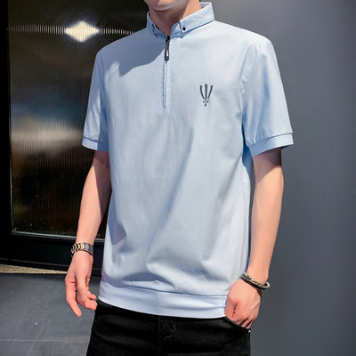 Klassikalise krae ja lukuga meeste T-särk