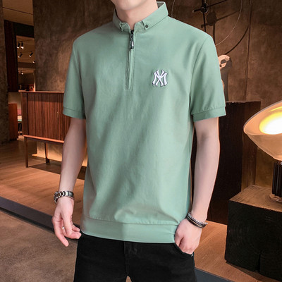 Klassikalise krae ja lukuga meeste T-särk