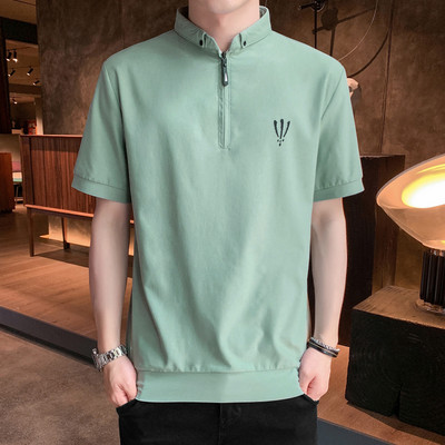 Klassikalise krae ja lukuga meeste T-särk