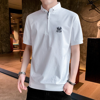 Klassikalise krae ja lukuga meeste T-särk