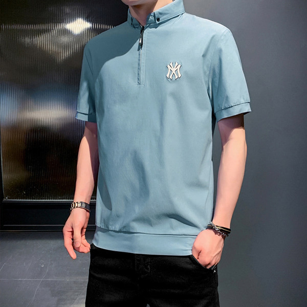 Klassikalise krae ja lukuga meeste T-särk