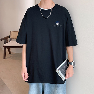 Lai T-särk kirjade ja ovaalse kaelusega