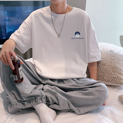 Lai T-särk kirjade ja ovaalse kaelusega