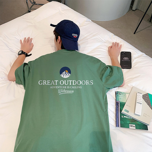 Lai T-särk kirjade ja ovaalse kaelusega