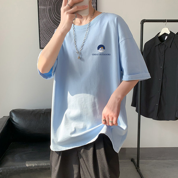 Lai T-särk kirjade ja ovaalse kaelusega