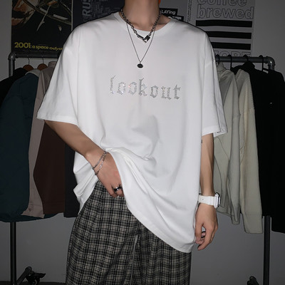 Lai kivikeste ja ovaalse kaelusega meeste T-särk