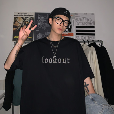 Lai kivikeste ja ovaalse kaelusega meeste T-särk