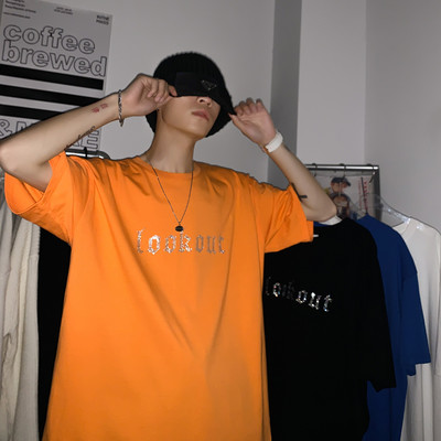 Lai kivikeste ja ovaalse kaelusega meeste T-särk