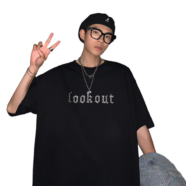 Lai kivikeste ja ovaalse kaelusega meeste T-särk