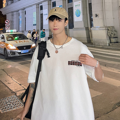 Lai kirjade ja ümara kaelusega T-särk - meestele