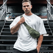 Široka muška majica s natpisom