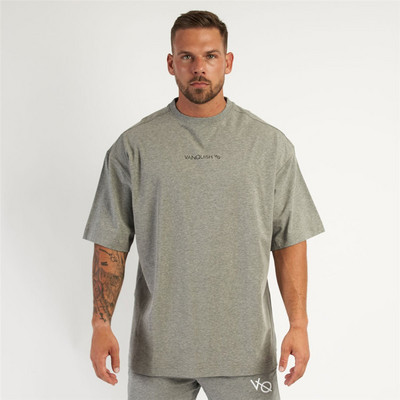 Široka muška majica s natpisom