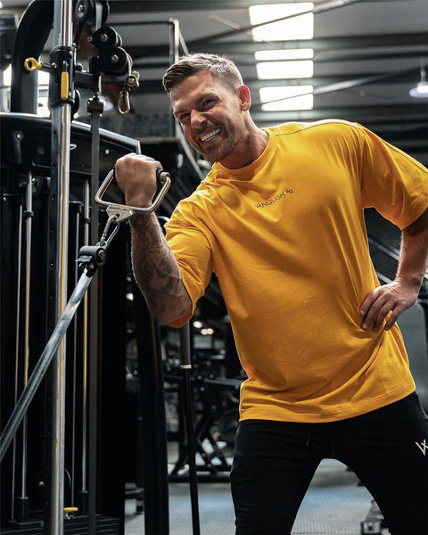 Široka muška majica s natpisom