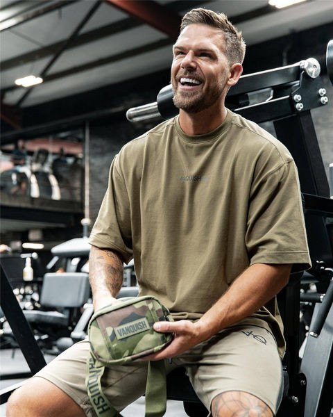 Široka muška majica s natpisom