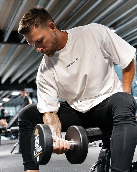 Široka muška majica s natpisom