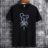 Värviliste aplikatsioonide ja lühikeste varrukatega meeste t-särk