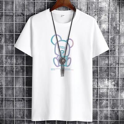 Värviliste aplikatsioonide ja lühikeste varrukatega meeste t-särk