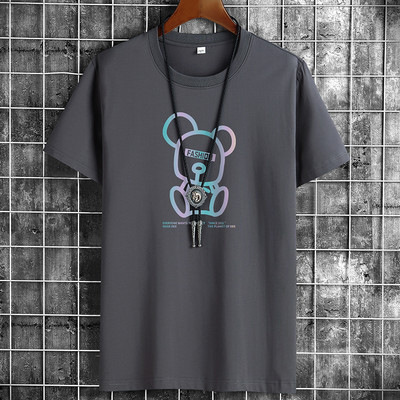 Värviliste aplikatsioonide ja lühikeste varrukatega meeste t-särk