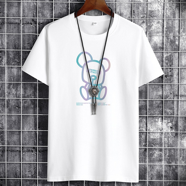 Värviliste aplikatsioonide ja lühikeste varrukatega meeste t-särk