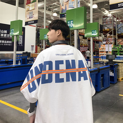 Ležerna ljetna majica s natpisima i ovalnim izrezom