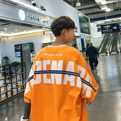 Ležerna ljetna majica s natpisima i ovalnim izrezom