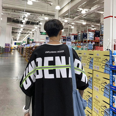 Ležerna ljetna majica s natpisima i ovalnim izrezom