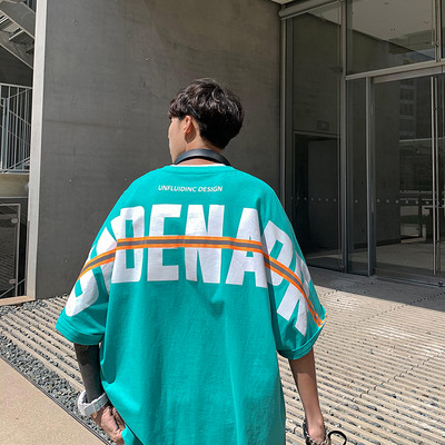 Ležerna ljetna majica s natpisima i ovalnim izrezom