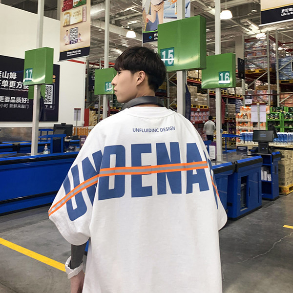 Ležerna ljetna majica s natpisima i ovalnim izrezom