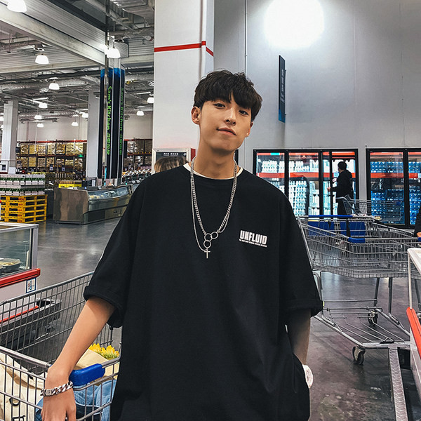 Ležerna ljetna majica s natpisima i ovalnim izrezom