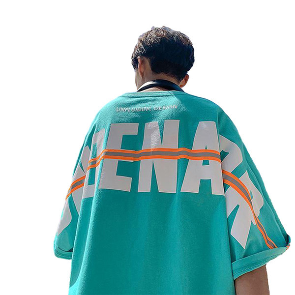 Ležerna ljetna majica s natpisima i ovalnim izrezom