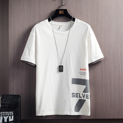 Aplikatsiooni ja ümara kaelusega meeste t-särk