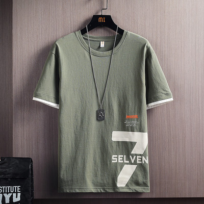 Aplikatsiooni ja ümara kaelusega meeste t-särk