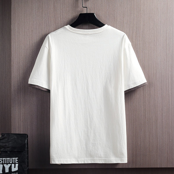 Aplikatsiooni ja ümara kaelusega meeste t-särk