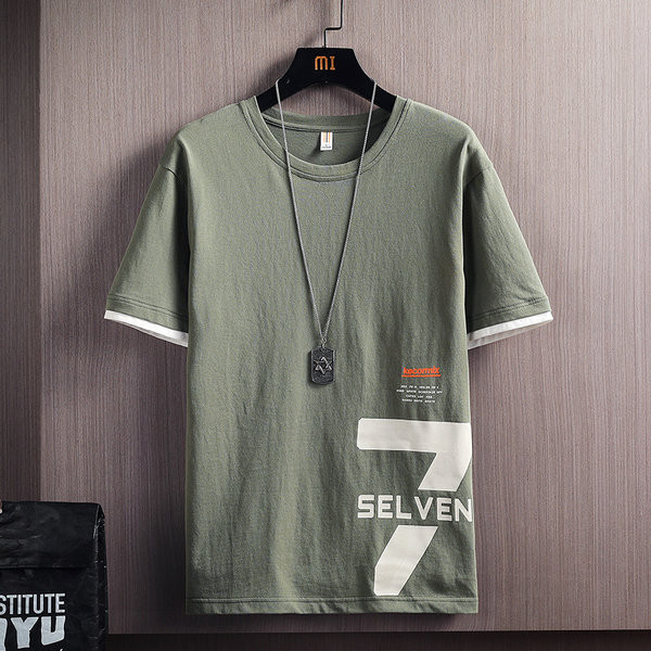 Aplikatsiooni ja ümara kaelusega meeste t-särk