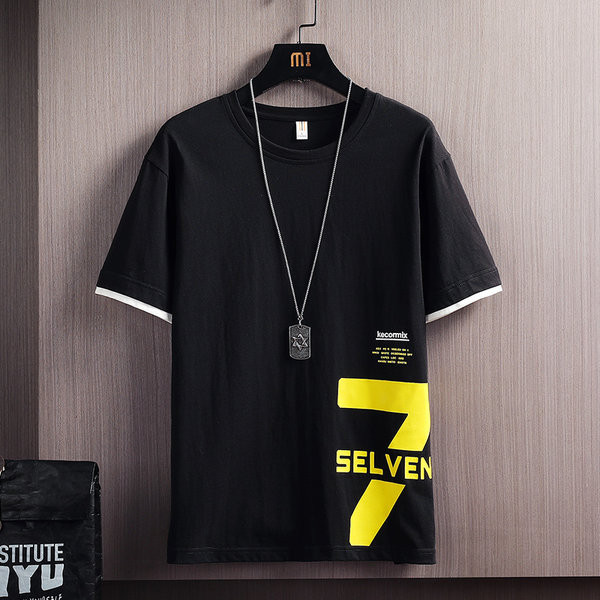 Aplikatsiooni ja ümara kaelusega meeste t-särk