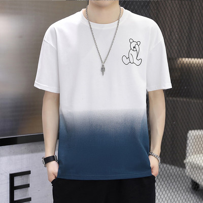 Lühikeste varrukatega ja voogavate värvidega meeste T-särk - ovaalse kaelusega