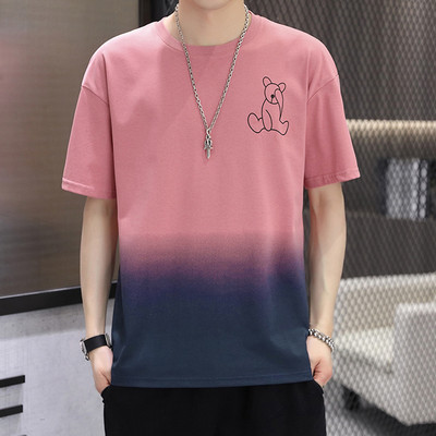 Lühikeste varrukatega ja voogavate värvidega meeste T-särk - ovaalse kaelusega