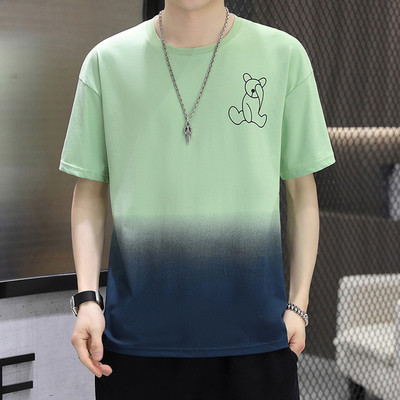 Lühikeste varrukatega ja voogavate värvidega meeste T-särk - ovaalse kaelusega