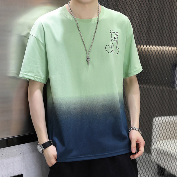 Lühikeste varrukatega ja voogavate värvidega meeste T-särk - ovaalse kaelusega