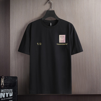 Embleemi ja lühikeste varrukatega meeste T-särk