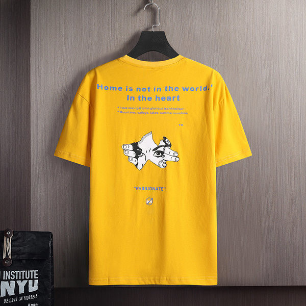 Embleemi ja lühikeste varrukatega meeste T-särk