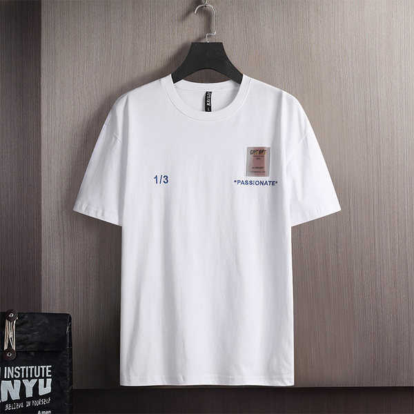 Embleemi ja lühikeste varrukatega meeste T-särk