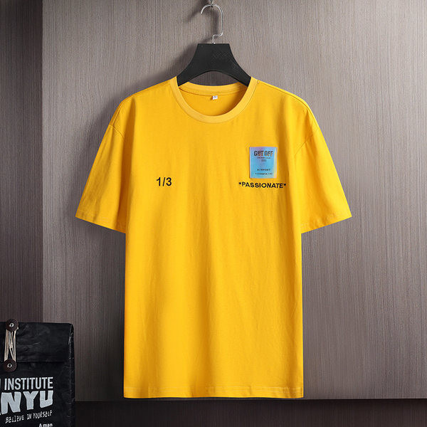 Embleemi ja lühikeste varrukatega meeste T-särk