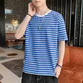 Meeste triibuline ovaalse dekoltee ja lühikeste varrukatega T-särk